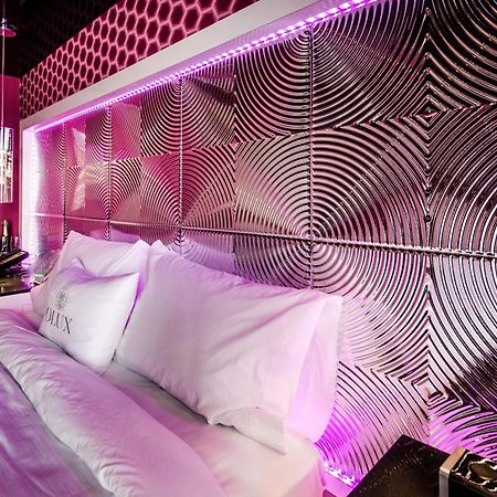 Olux Hotel-Motel-Suites Laval Exteriör bild