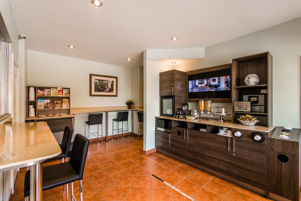 Olux Hotel-Motel-Suites Laval Exteriör bild